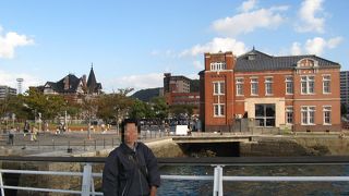 大正時代のレトロモダンな建物が多く点在する