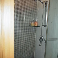 シャワールームのみ。バスタブはありません