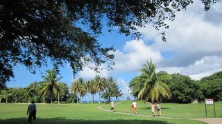 今は穏やかな海もかつては激戦地