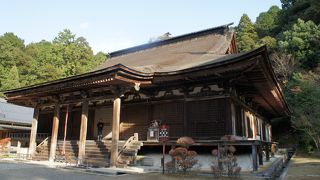 本堂は、鎌倉時代初期の建立で、釘を一本も使わない純和風建築