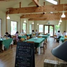 ゆったりテーブルが配された店内