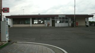 がっしりした駅舎です