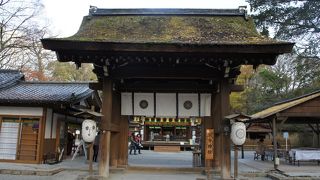 「方丈記」の著者である鴨長明は、この神社の神官の家に生まれたと言われています。