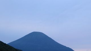国道の正面に羊蹄山
