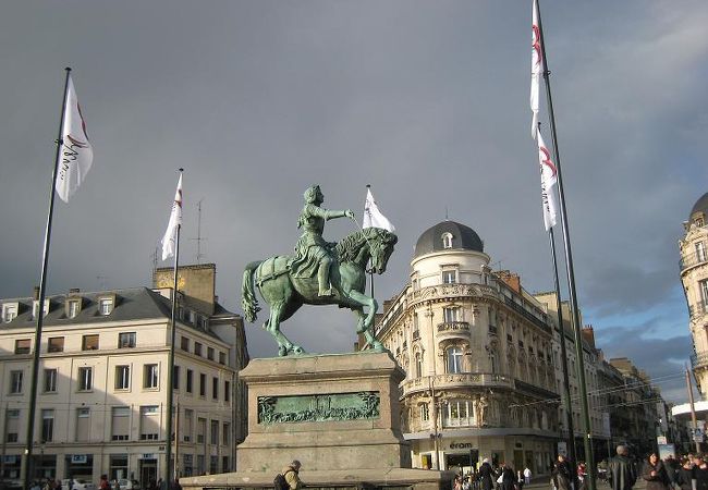 ジャンヌ・ダルクの騎馬像のあるマルトロワ広場