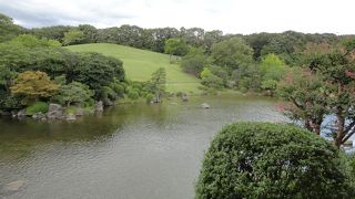 広々とした日本庭園