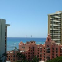 建物越しにビーチ！