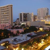 にぎやかな通りに面しています