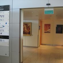 空港内のラウンジ