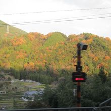 トンネルを抜ける度、紅葉した山々が広がりました。