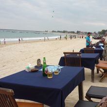 ビーチでシーフード