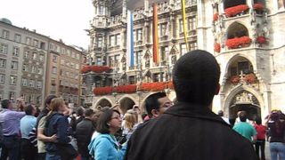 仕掛け時計を見る観客でいっぱい