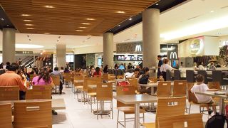 何でも食べられる、大きなフードコートがオススメ。