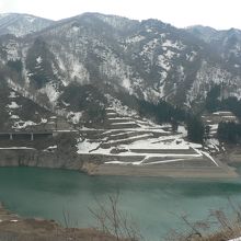 月山湖大噴水で知られる月山湖