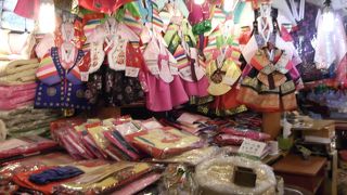 韓国の民族衣装のお店が沢山ありました