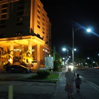 夜のホテル前