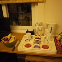 無料のノートパソコンとフルーツの盛り合わせなど。