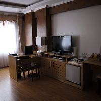 こっそり覗いたスイートのテレビ台。