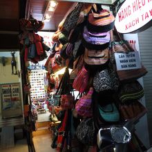 入口がバックでいっぱいで、看板も埋もれちゃってます。