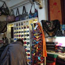 中は３畳ほどの広さで狭いです。