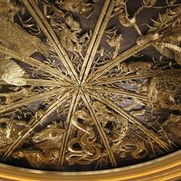 入り口の天井。写真を撮っている人も多い