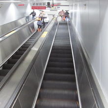 長いエスカレーターで１階の高さまで行く。