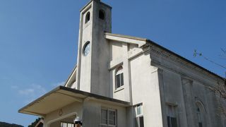 内部の壁の装飾が美しい観光地化していない教会