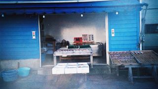 出店で美味しそうな魚介類が買えます