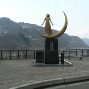月山ダムの守り神「月の女神像」