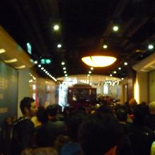 ケーブルカーの入り口、一杯に入ると4~5回待ち