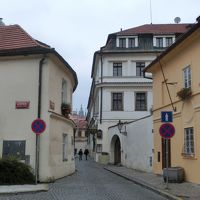 右奥の建物。外観は素っ気ないが中は4つ星ホテル