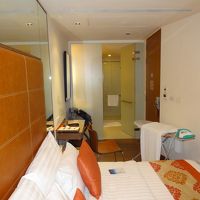 ベッド脇から入り口とシャワールーム