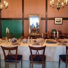 カピタン部屋２階。パーティ会場再現。