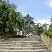 階段の向こうに横手城