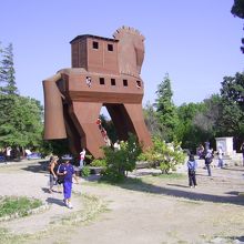 トロイの木馬があります。中に入れますよ。