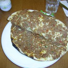 羊のひき肉をのせて焼きます。癖がありませんでした。