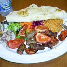 ケバブもこのように提供されます。