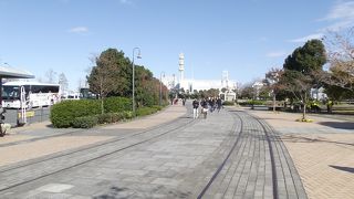 旧税関事務所の遺構や復元旧横浜港駅プラットホームなどがあります