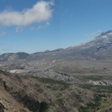 左手にマウントアダムスの頭、とセントヘレンズ