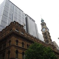 手前の歴史的建築とビルがくっついたカンジ