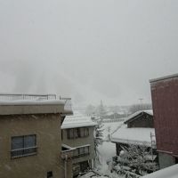 部屋からスキー場が見える。ただし、吹雪だったのでよく見えない