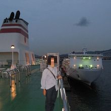 出港前のフェリー“つくし”のデッキで
