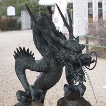 本堂近くにある手水は、今年の干支の辰です