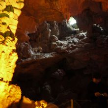 天井の穴から、この洞窟を現地のベトナムの方が発見しました。