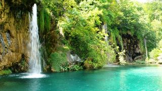 池も滝もすごい！