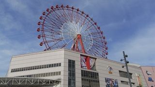 観覧車があったり、焼酎バーがあったりと、なかなか特徴があります。
