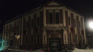 向かいの交差点角から全景を楽しもう