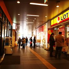 駅構内は飲食店などが出店しています