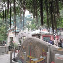 ジャンク船が彫られた岩