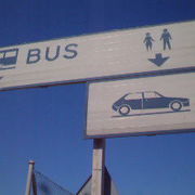 英国ジブラルタル空港から歩いて10分、アルヘシラスまでバスで30分、2.3ユーロ